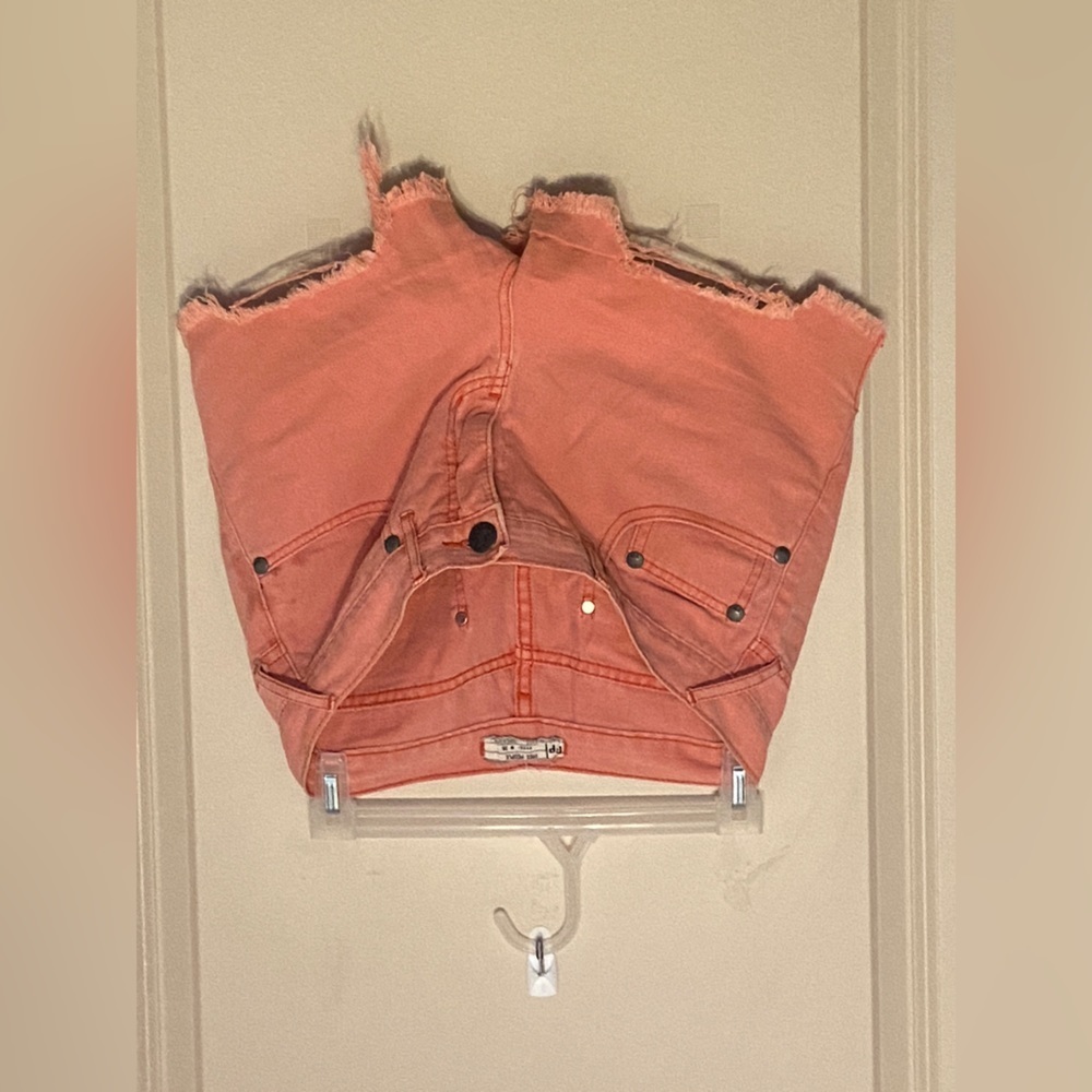 Free People Sz-28”Waist Distressed Peach Jean Shorts w/Unfinished Hem, Well Worn - Picture 13 of 16
